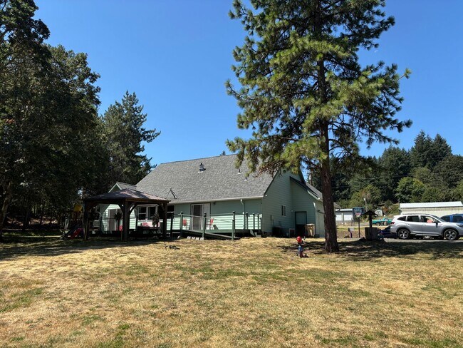 Building Photo - Custom Home With Shop!