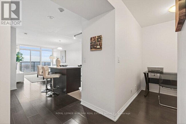 Photo du bâtiment - 313-1940 Ironstone Dr