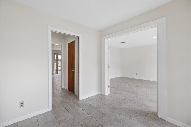 Foto del edificio - 4135 Levonshire Dr