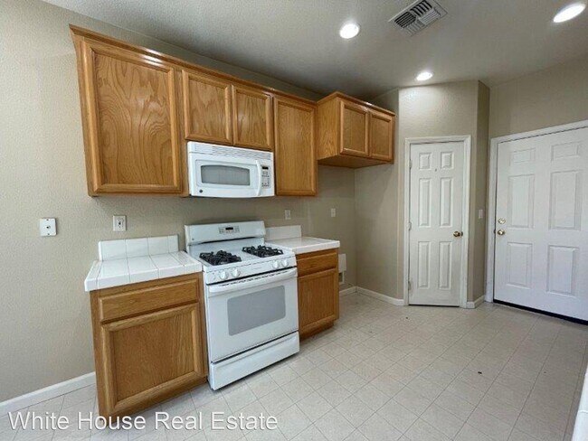 Building Photo - 3 br, 2.5 bath House - 5438 Birk Way