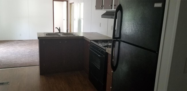 Building Photo - 4747 W River Dr NE