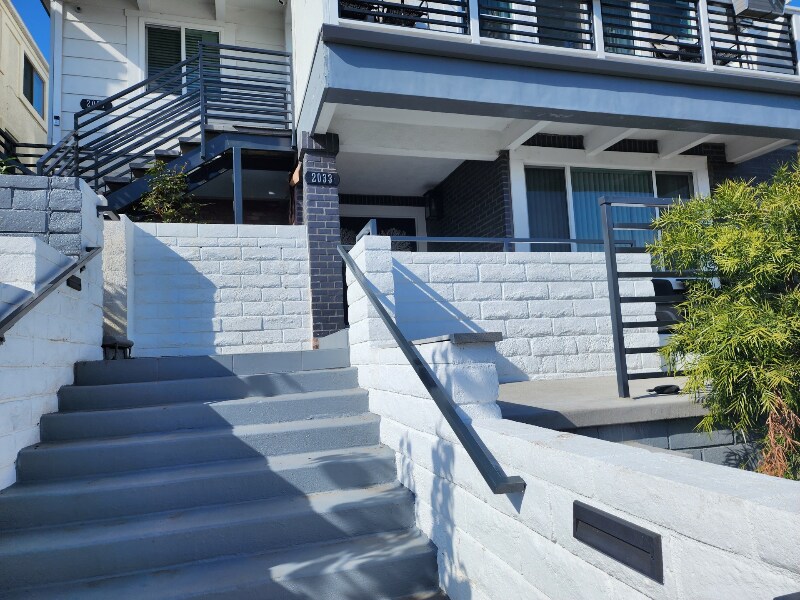 Primary Photo - 2033 S Cabrillo Ave