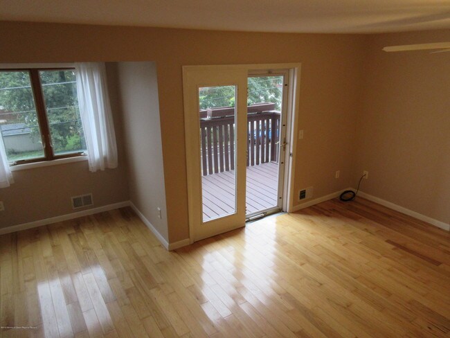Building Photo - 255 Shore Dr