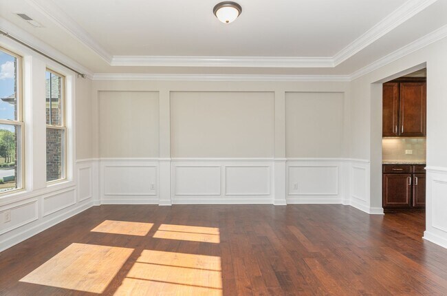 Foto del edificio - Gorgeous 5 Bedroom Home with First Floor I...