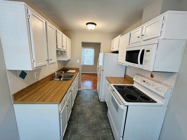 Building Photo - 2955 Lexington Ct