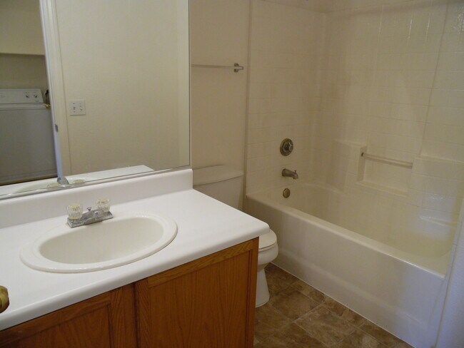 Building Photo - 3 bedroom townhome with 1 car garage!
