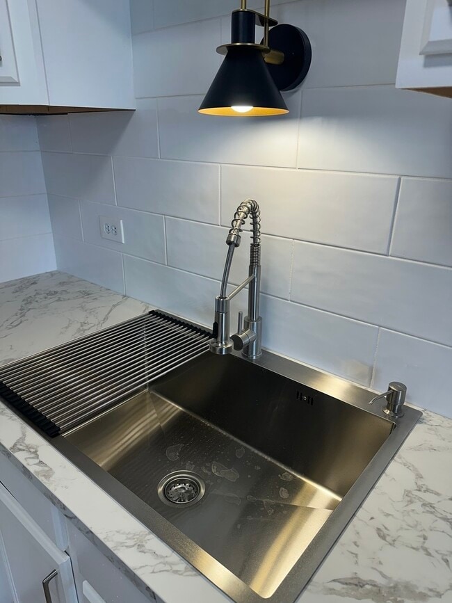 Foto del edificio - 1463 Mercury Dr