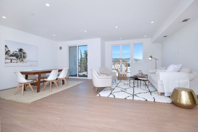 Foto del edificio - ~ 4 Bedroom 4 Bathroom Washer and Dryer in Unit Gated parking with EV Charging