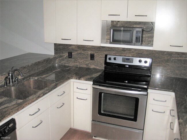 Building Photo - 3 br, 2.5 bath Townhome - 18 Stallion Ct