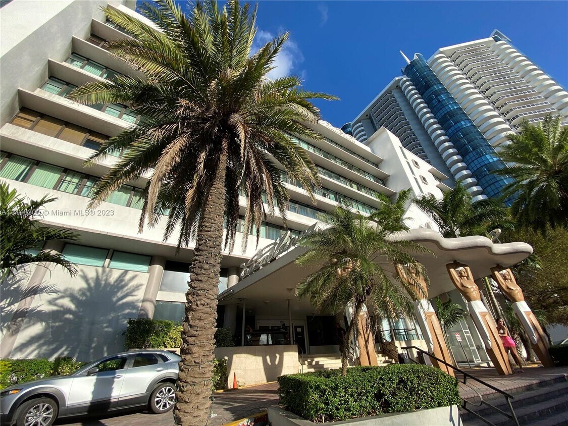 Primary Photo - 6345 Collins Ave