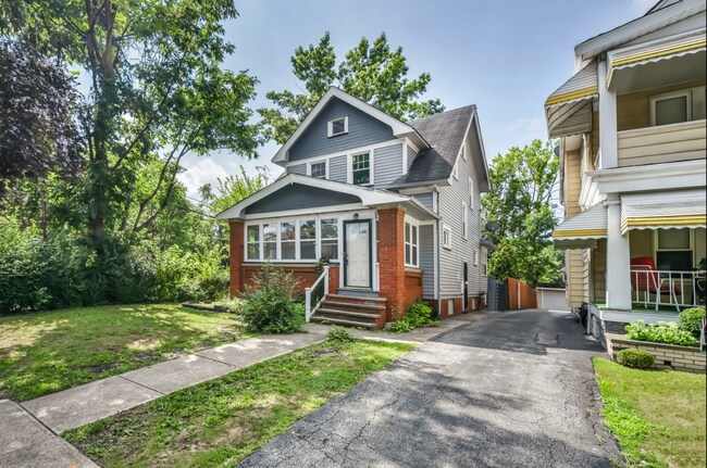 Foto del edificio - 13016 Beachwood Ave