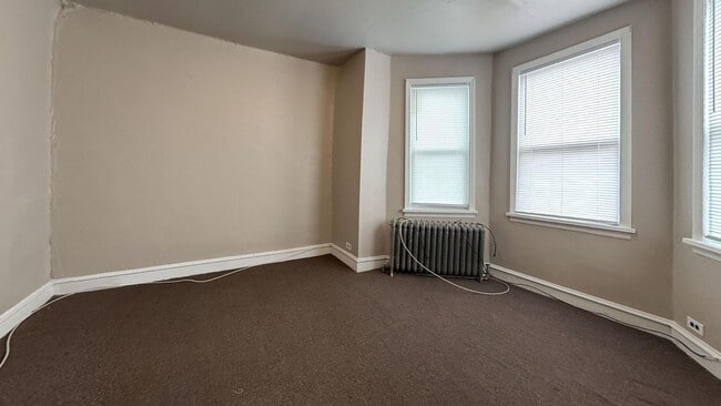 Building Photo - 3BR Philadelphia Rowhome with Spacious Living Areas