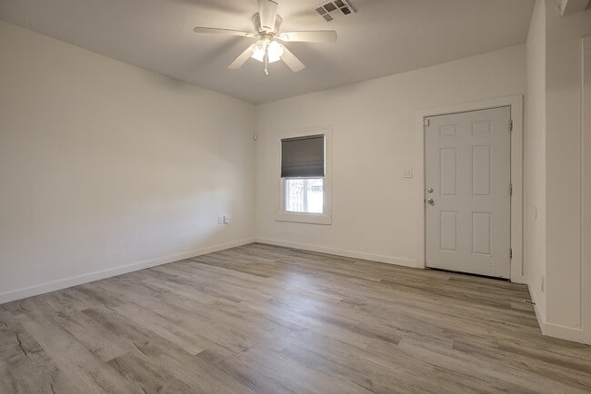 Photo - 404 N Findlay Ave House