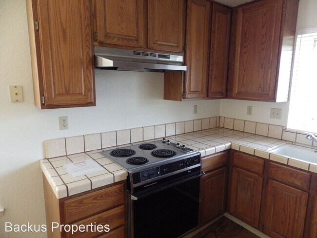 Building Photo - 3 br, 2 bath House - 11 Lombard Cr