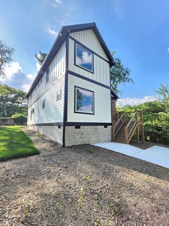 Building Photo - Asheville Rental!