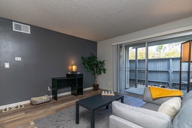 Foto del edificio - 2405 Walnut Ave