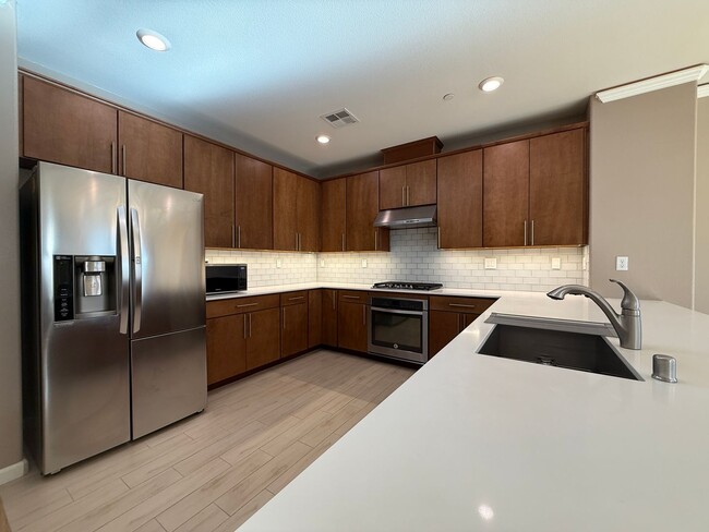 Building Photo - Beautiful Contemporary 2 Bedroom 2 Bath Be...