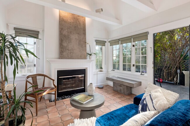 Foto del edificio - 2427 N Gower St