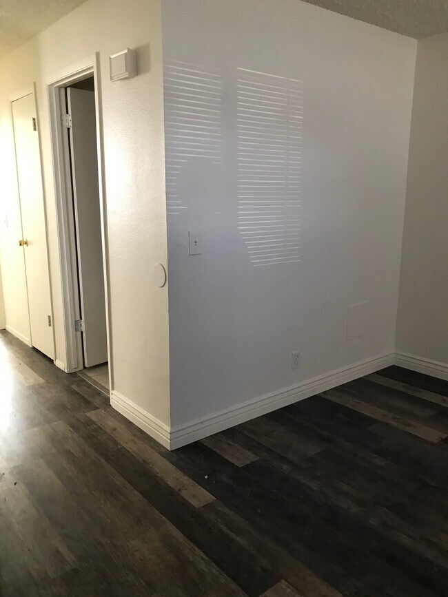 Foto del edificio - 303 N 1st St