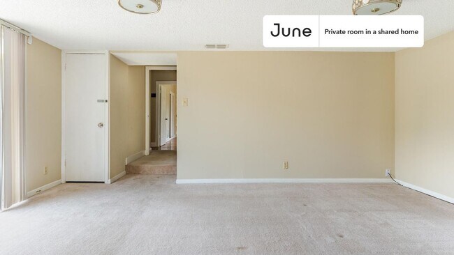 Foto del edificio - Private bedroom in 3 bed/2 bath Home