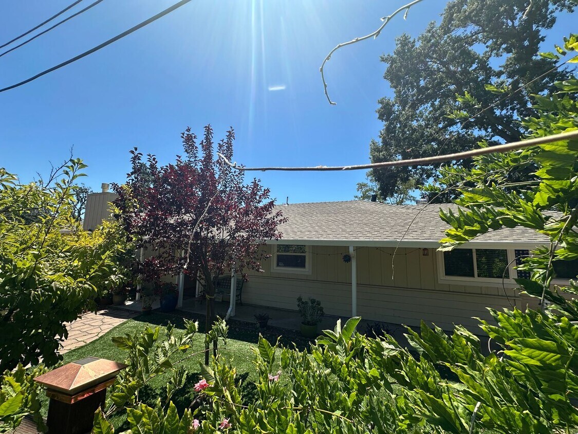 Foto principal - Gorgeous 4 Bed 2.5 Bath, single family hom...
