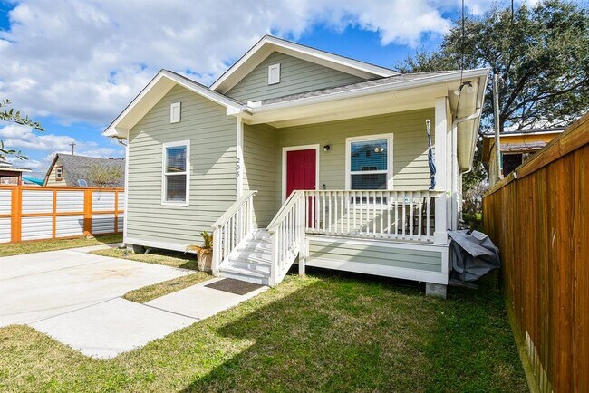 Building Photo - 205 De Koven St