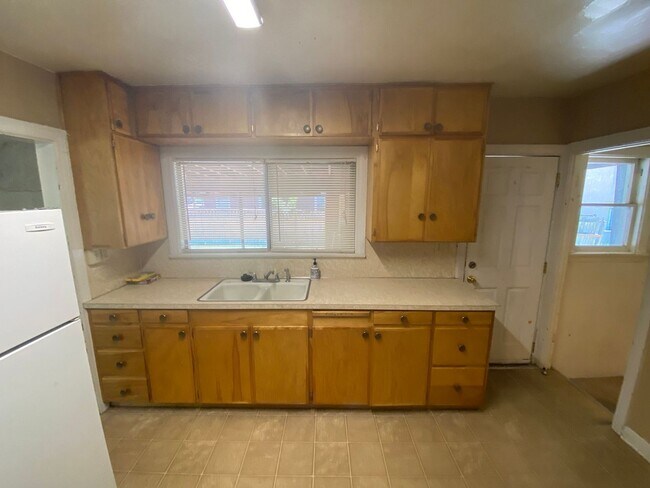 Foto del edificio - 3 bed 1.5 bath - Single Family Home - Pet ...