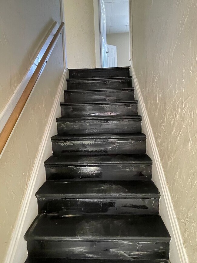 Foto del edificio - Newly Renovated Three Bedroom One Bath Upstairs Apartment