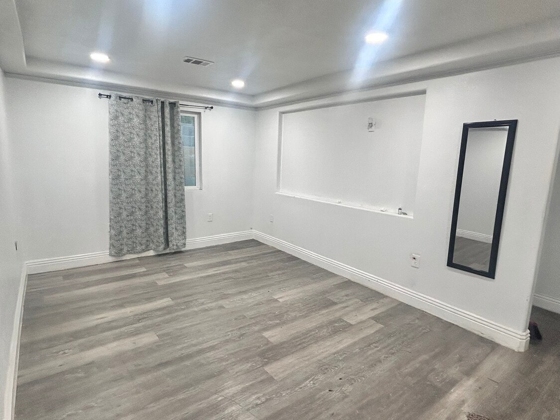 Foto principal - 8017 Laurel Ave