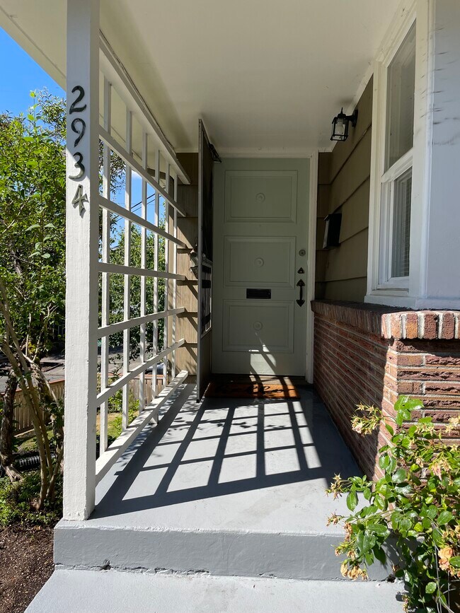 Puerta principal - 2934 2nd Ave N