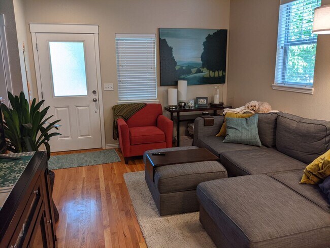Building Photo - Warm & Inviting 2 BD/2.5 BA Duplex, Conven...