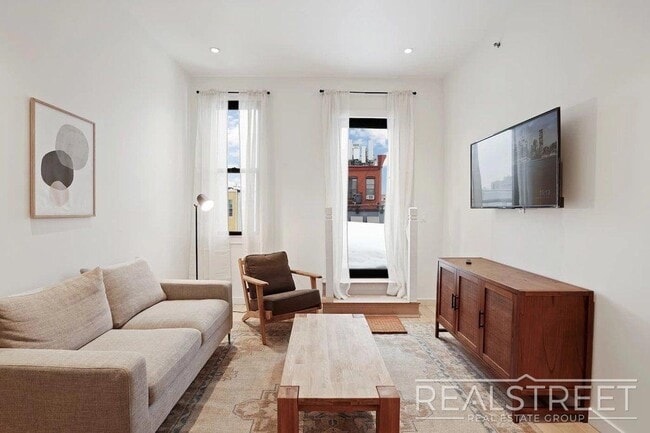 Foto del edificio - Spacious 5BR / 3BA with Private Roof Access in Bushwick