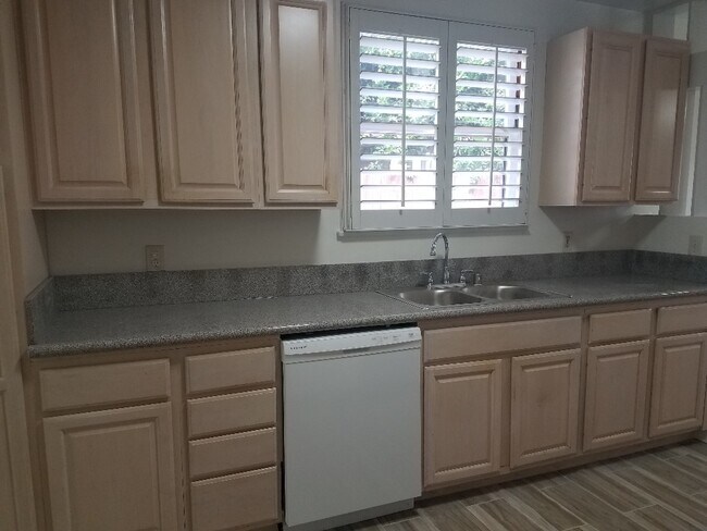 Building Photo - 6929 Encino Ave