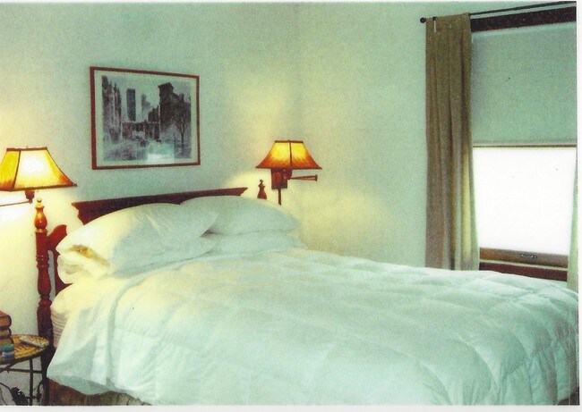 Building Photo - 1994 Saint Clair Ave