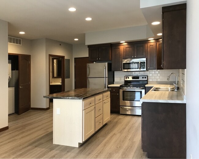 Building Photo - One and Two Willow Creek