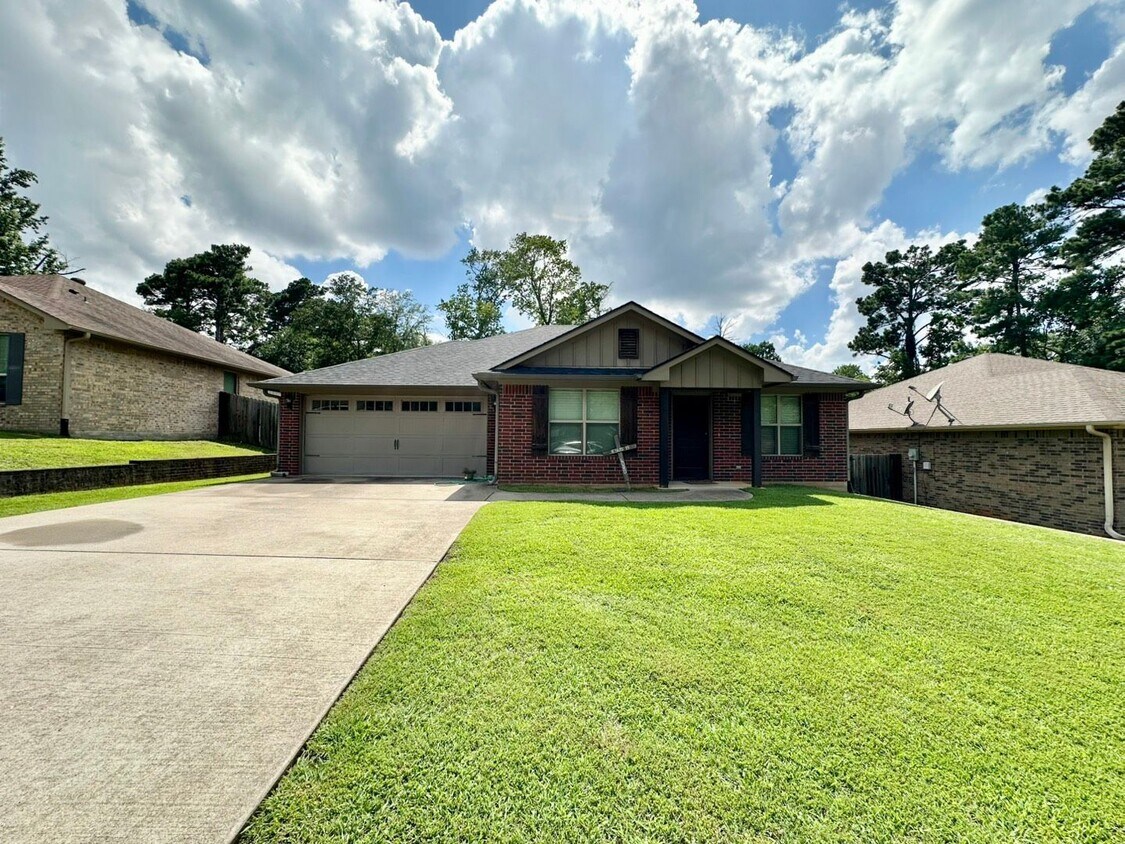 Foto principal - Coming Soon! 3 Bedroom 2 Bath in Tyler!