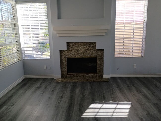 Foto del edificio - MOVE-IN -READY