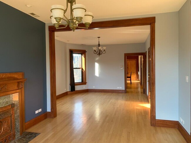 Dinning Room - 928 N Richmond St
