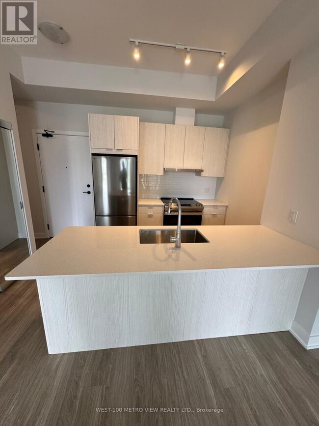 Building Photo - 430-430 Square One Dr