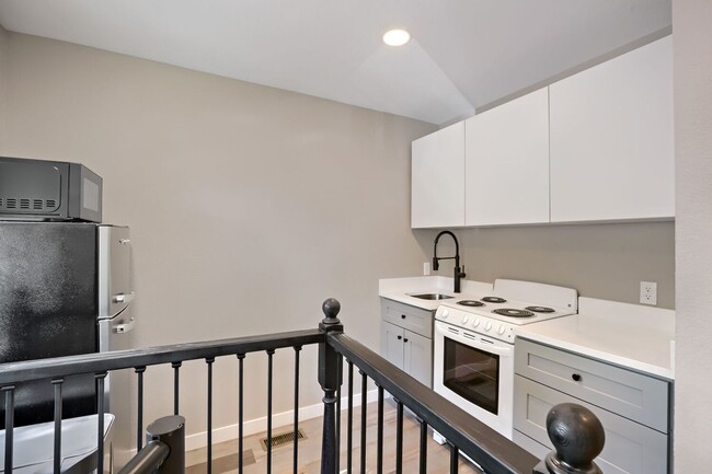 Building Photo - 805 Lafarge Avenue