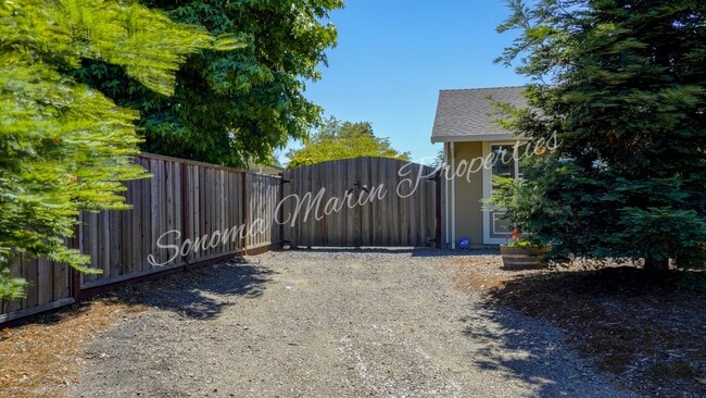 Building Photo - ~Beautiful Updated 4 Bed/2 Bath in Rohnert...