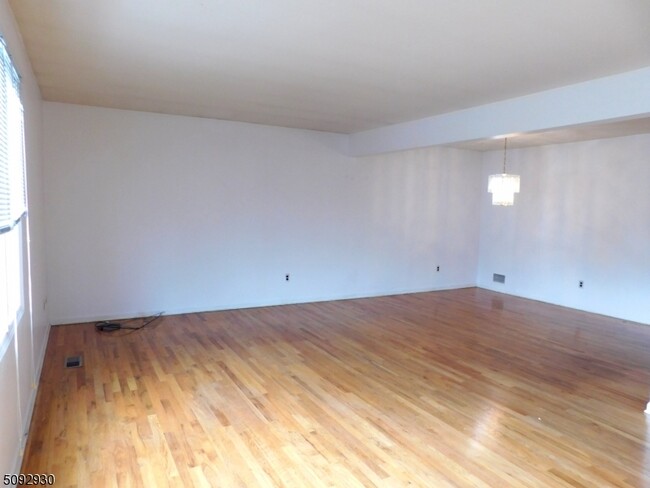 Building Photo - 33 Rosewood Terrace