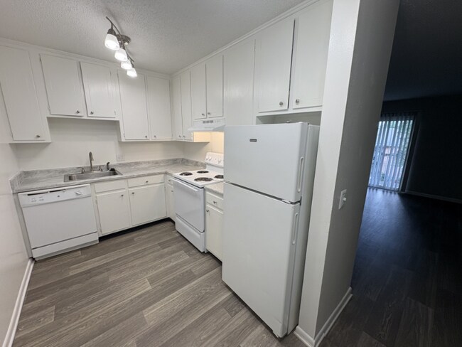 Foto del edificio - 1005 Hickory Hill Ln