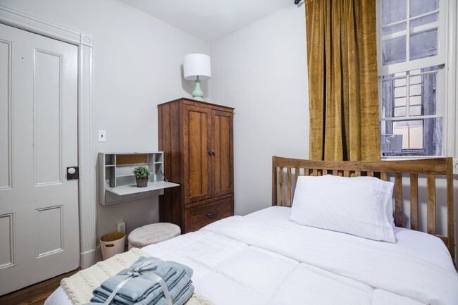 Building Photo - Full room in 5-bed/1.0-bath Home