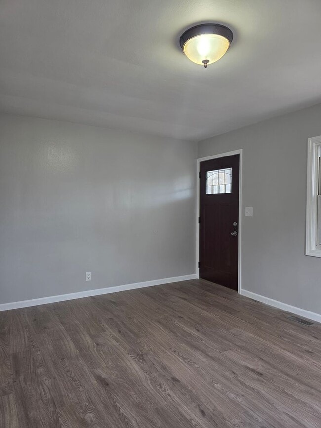 Building Photo - Updated Three Bedroom in Fostoria