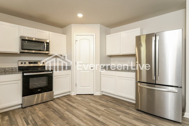 Building Photo - 125 Raymond St