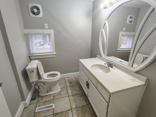 Building Photo - 2139 10th St