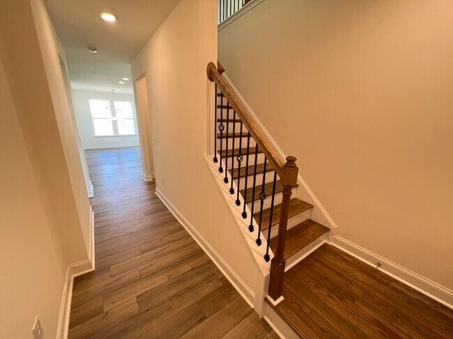Foto del edificio - LIKE NEW 4 Bedroom Home w/ Ground Floor Be...