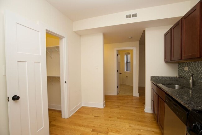 Foto del edificio - 1456 W Byron St