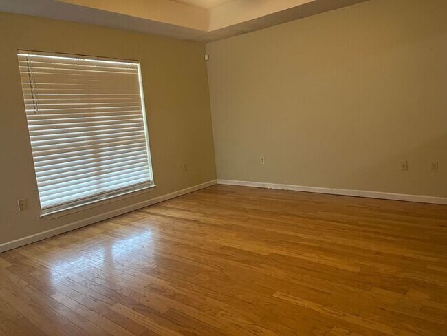 Foto del edificio - Great Location, corner lot very spacious.